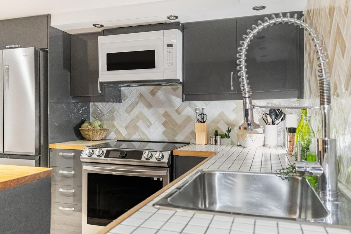 Magnificent 2Br Apartment Fully Equipped มอนทรีอัล ภายนอก รูปภาพ
